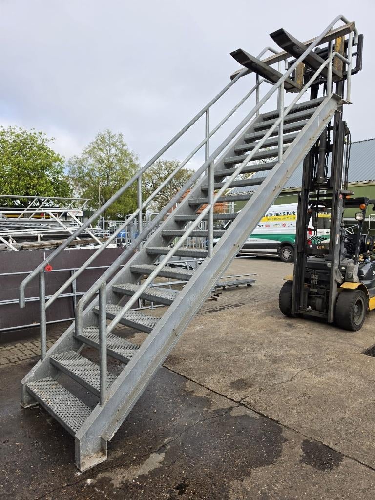 Stalen trap gegalv. Hoog 3.3 mtr. Nor074