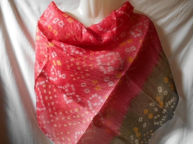 Aparte rood/ groene sjaal met etnische (??) motieven, Kleding | Dames, Mutsen, Sjaals en Handschoenen, Verzenden, Gedragen, Maat 46/48 (XL) of groter