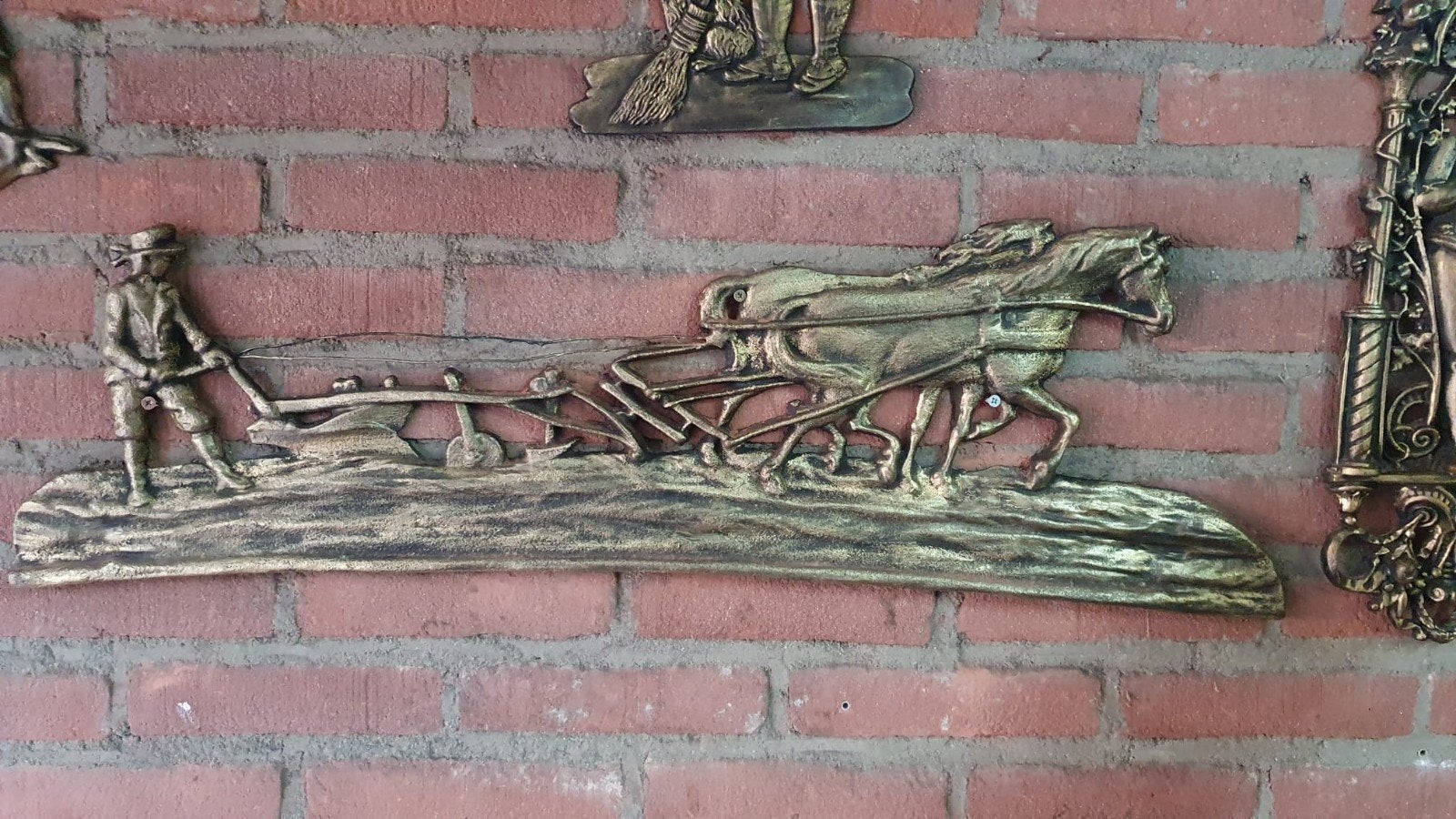Gietijzeren ornament: Boer met paarden en ploeg, Ophalen of Verzenden, Gepatineerd, Wanddecoratie, 20 - 50 cm