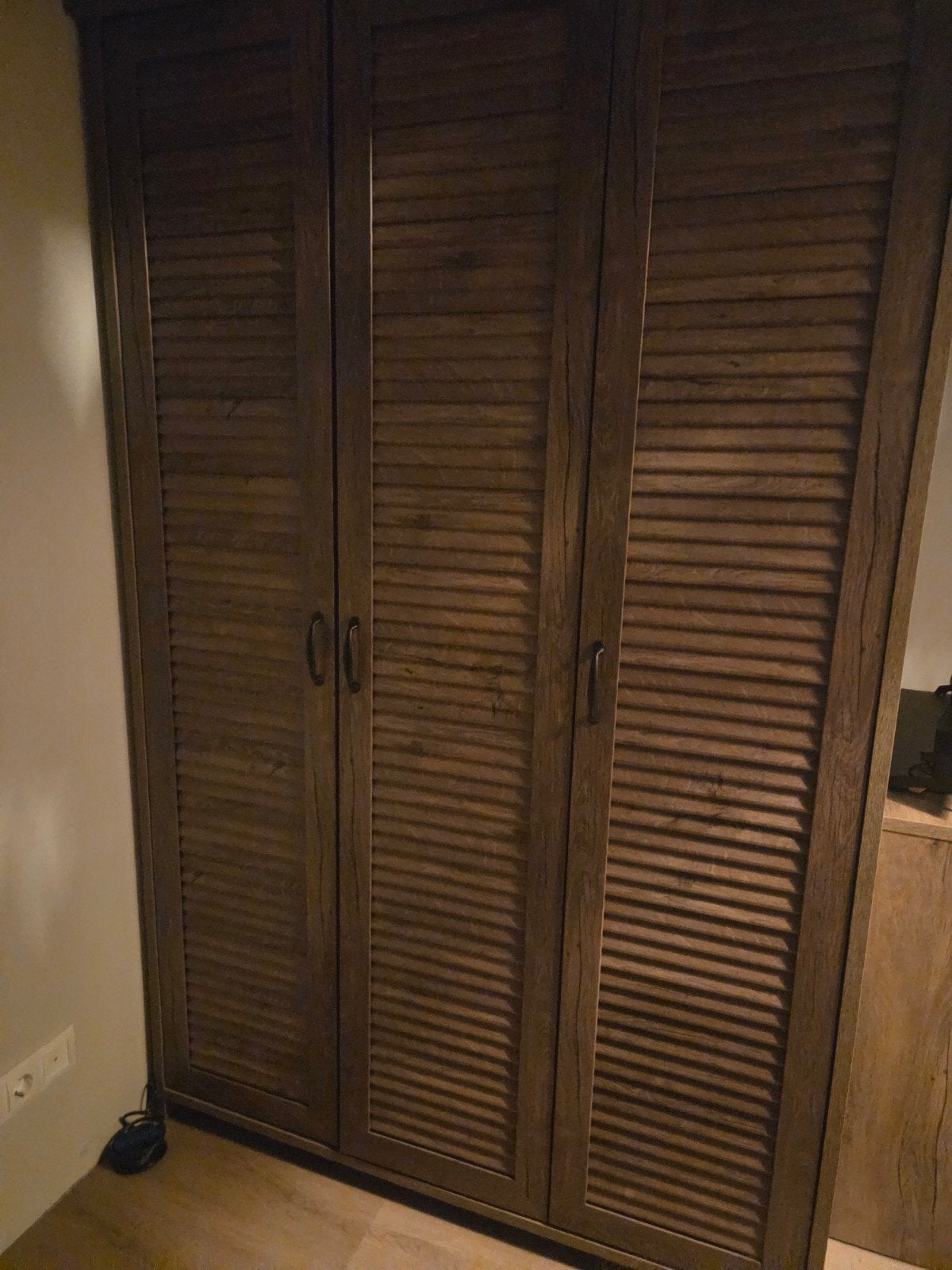 JYSK Manderup Kledingkast - 3-deurs houten kast, Ophalen, Met deur(en), Gebruikt, 100 tot 150 cm