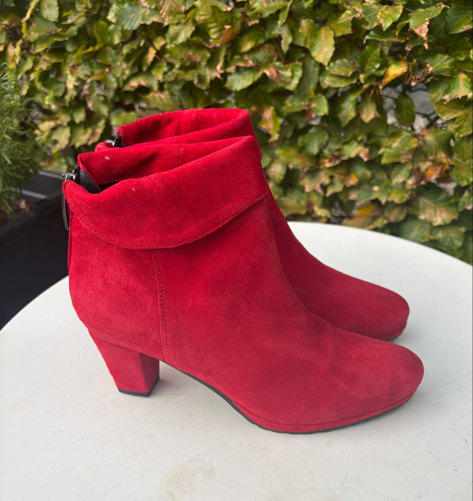 Bitter rode suède enkellaarzen maat 38, Kleding | Dames, Ophalen of Verzenden, Zo goed als nieuw, Rood, Lage of Enkellaarzen
