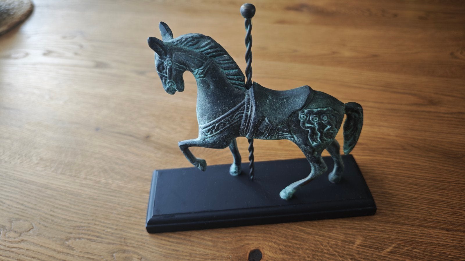 Carrouselpaard op zwarte voet, Ophalen of Verzenden