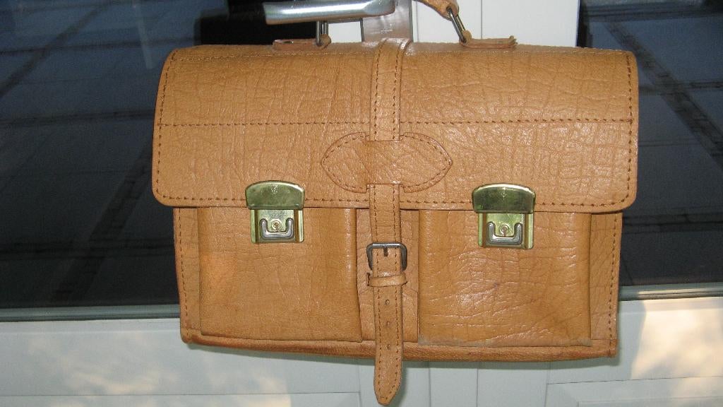 vintage schooltas /boekentas izgs, Sieraden, Tassen en Uiterlijk, Tassen | Schooltassen, Gebruikt, Minder dan 30 cm, Bruin, Verzenden