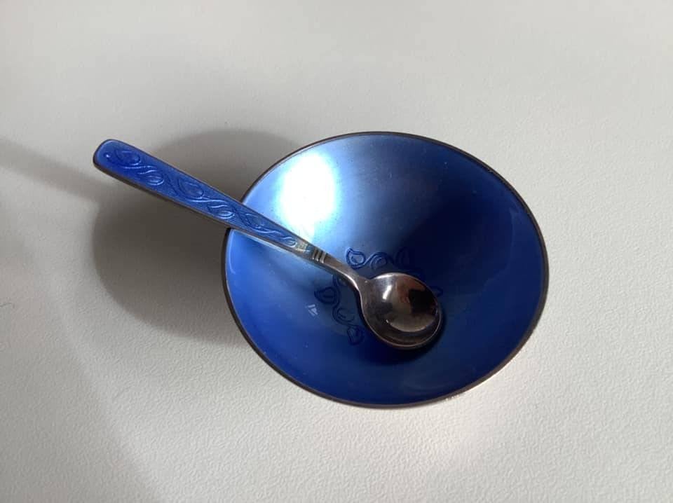 Antiek Deens zilver geëmailleerd zoutvaatje met lepeltje, Ophalen of Verzenden, Zilver