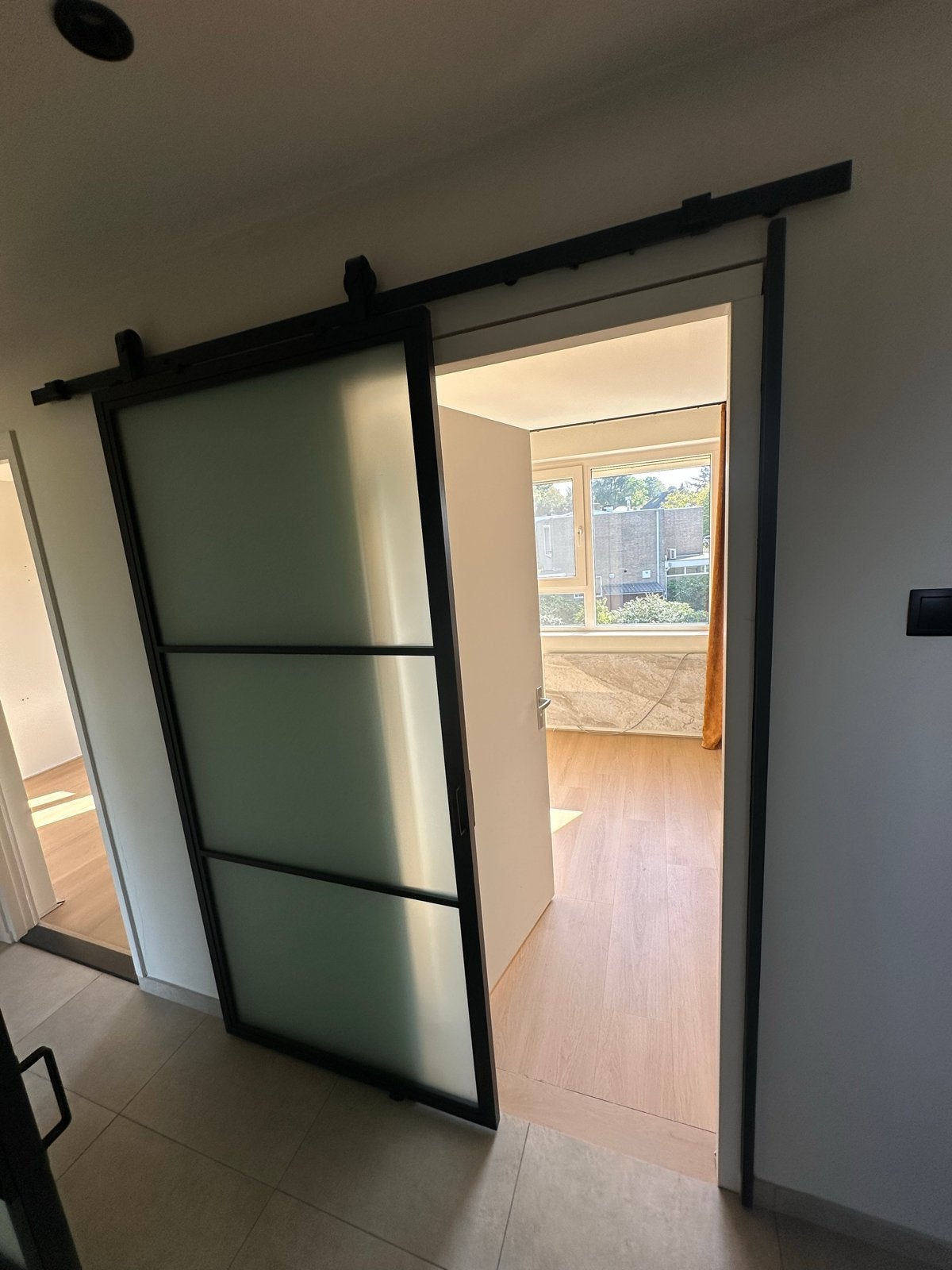 Moderne schuifdeur met matglas en zwart metalen frame, Ophalen, 80 tot 100 cm, Binnendeur, Schuifdeur
