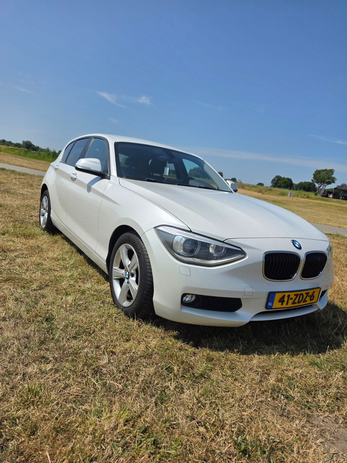 BMW 116i Automaat | Leer | Navi | Stoelverwarming | APK 2027, Auto's, BMW, Euro 5, Zwart, 4 cilinders, Wit