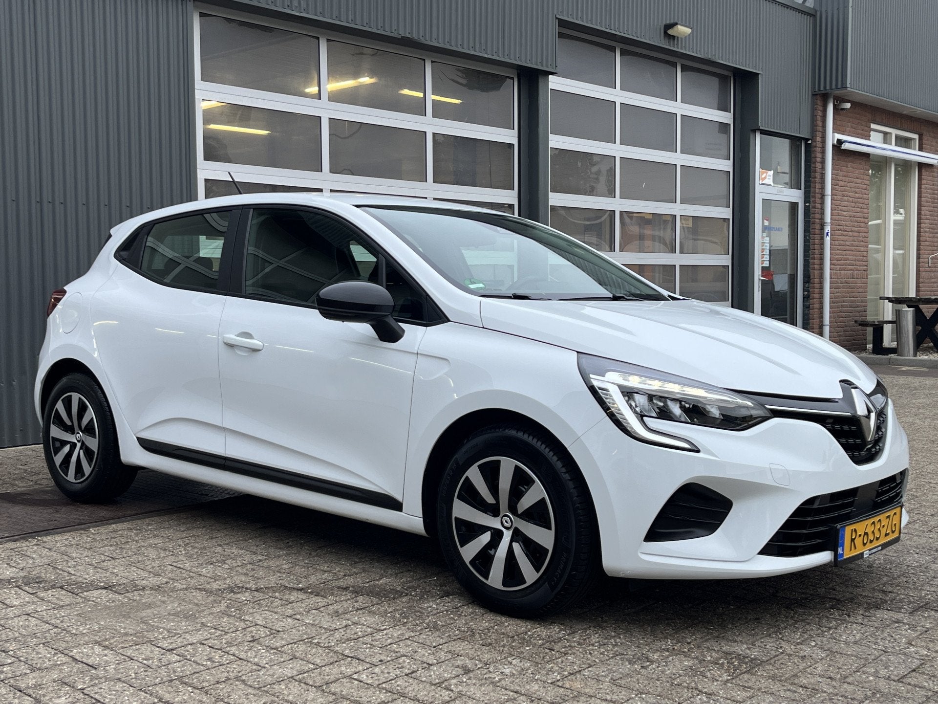 Renault Clio 1.6 E-Tech Hybrid 145 Airco Cruise controle Car, Auto's, Gebruikt, 4 cilinders, Wit, Origineel Nederlands