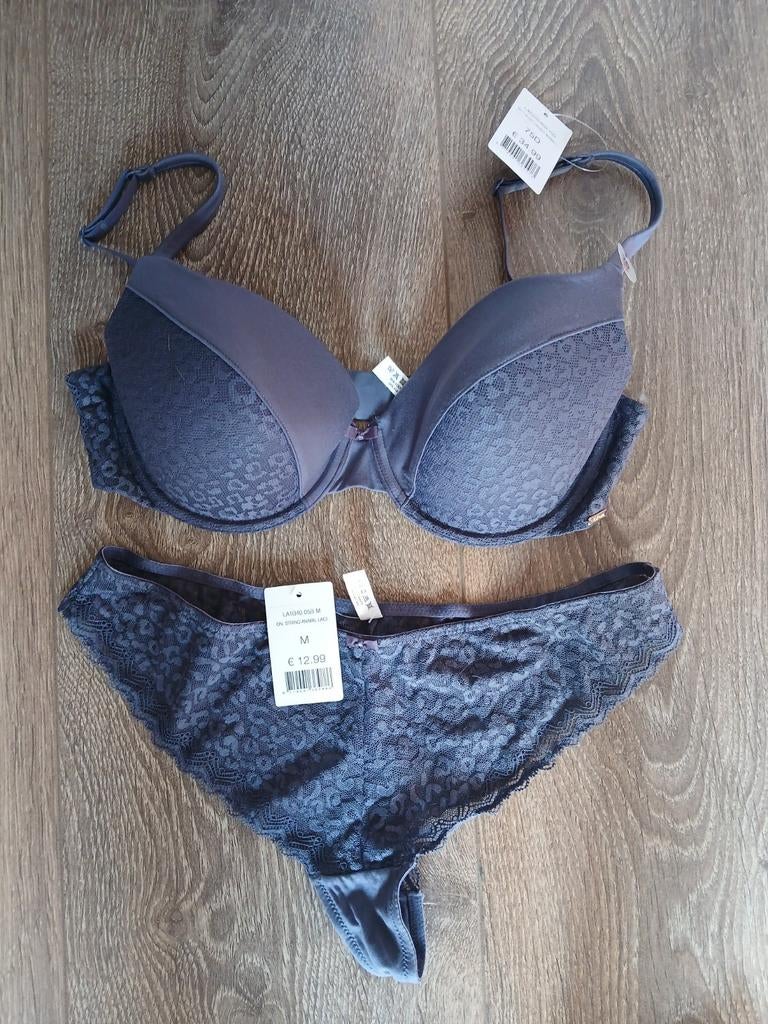 Nieuw Livera BH en string setje 75 D / medium, Kleding | Dames, Livera, Ophalen of Verzenden, Overige kleuren, Setje