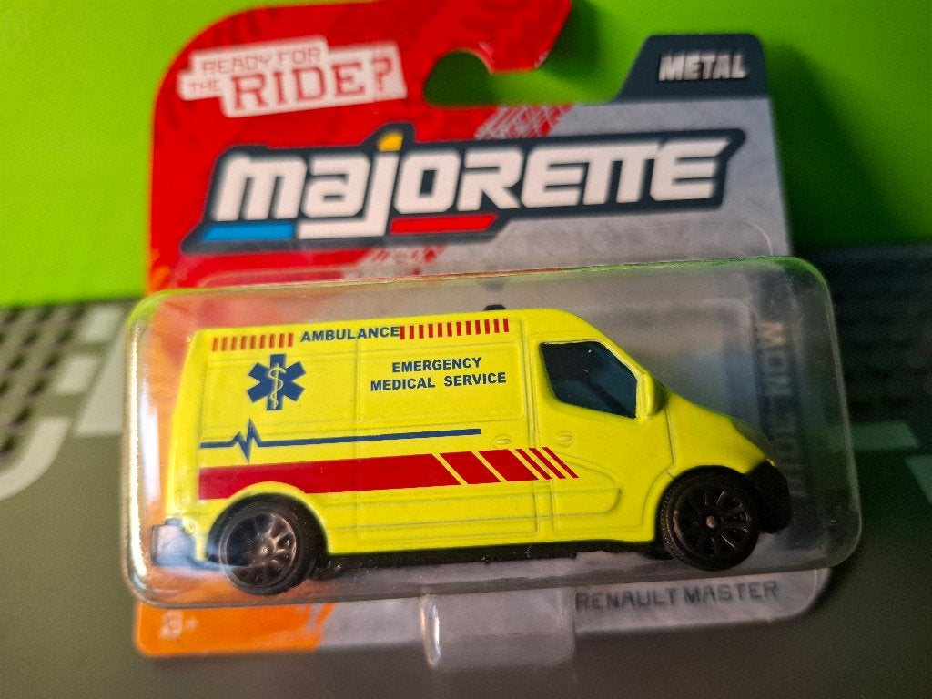 Majorette 239C - Renault Master Ambulance [geel] 1/60 MIB, Hobby en Vrije tijd, Modelauto's | Overige schalen, Ophalen of Verzenden