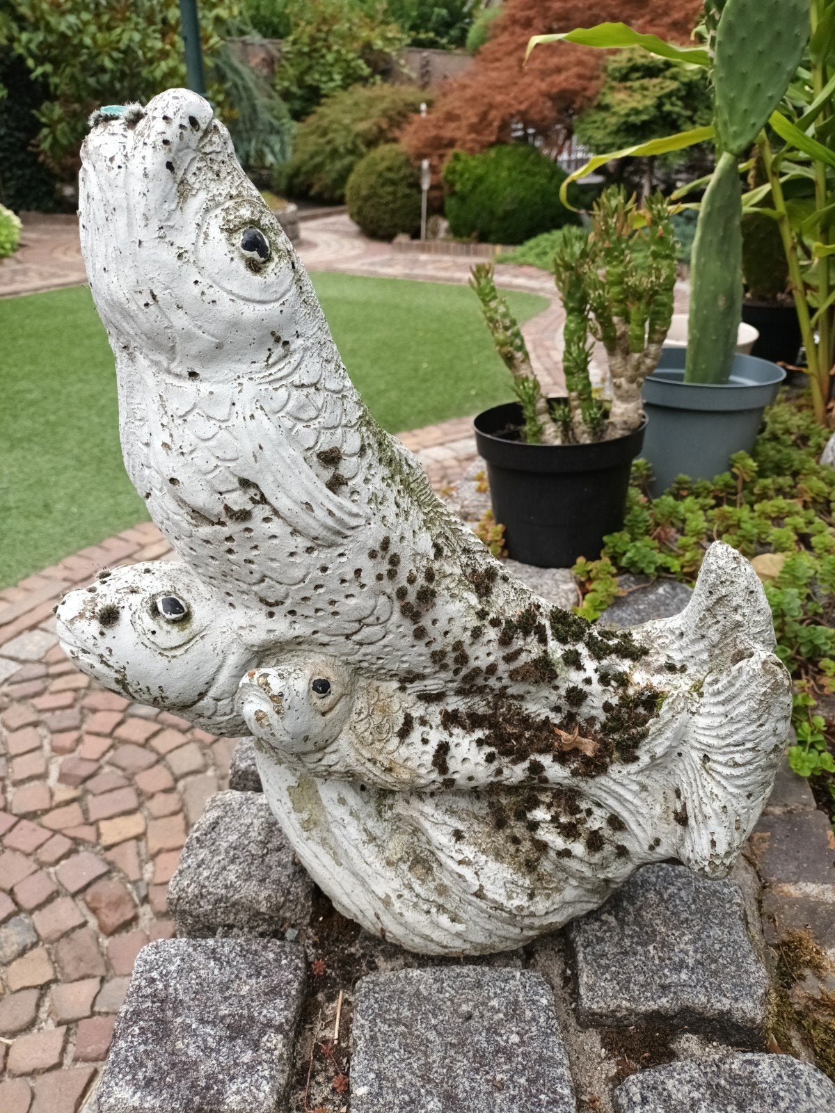 Betonnen fontein met 3 koikarpers - 42cm hoog, Tuin en Terras, Ophalen, Gebruikt, Beton, Dierenbeeld