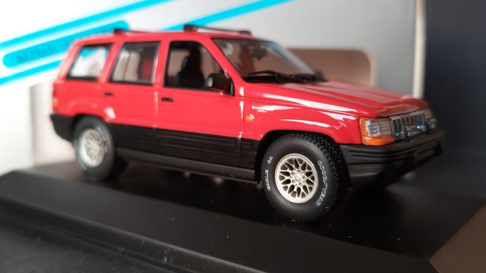 Jeep Grand Cherokee 1:43 Minichamps Pol, Hobby en Vrije tijd, Modelauto's | 1:43, Auto, Verzenden, Nieuw, M