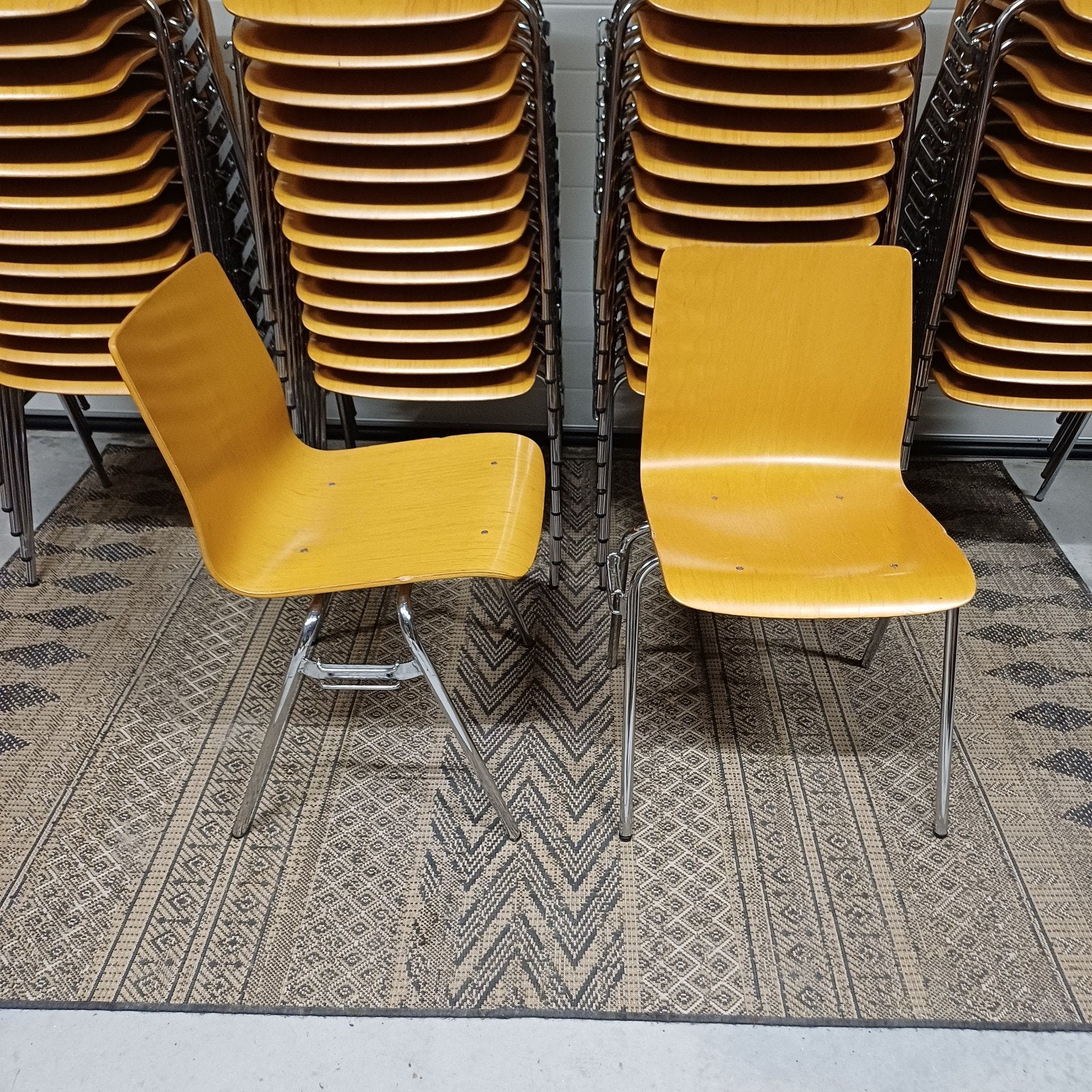 50 x vintage design stoelen schoolstoelen kerkstoelen, Ophalen, Gebruikt, Bruin, Vijf, Zes of meer stoelen