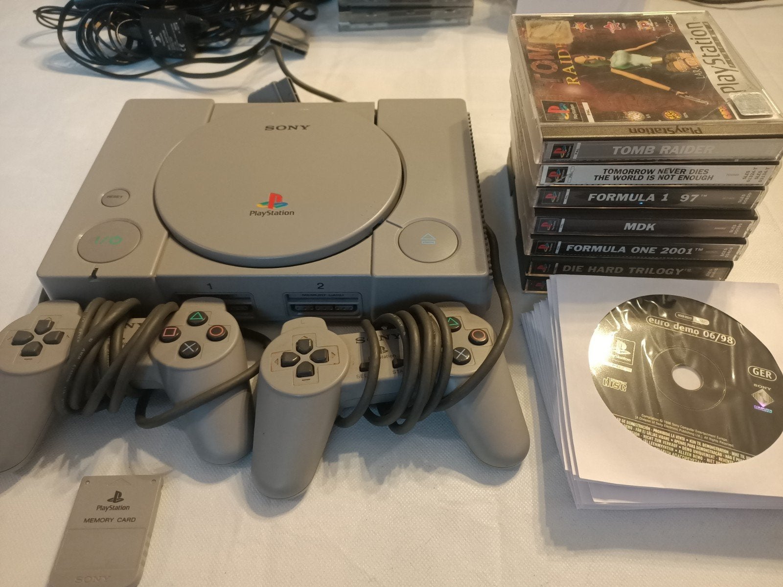 PlayStation 1, 2 controllers en spellen, Spelcomputers en Games, Spelcomputers | Sony PlayStation 1, Ophalen of Verzenden, Gebruikt