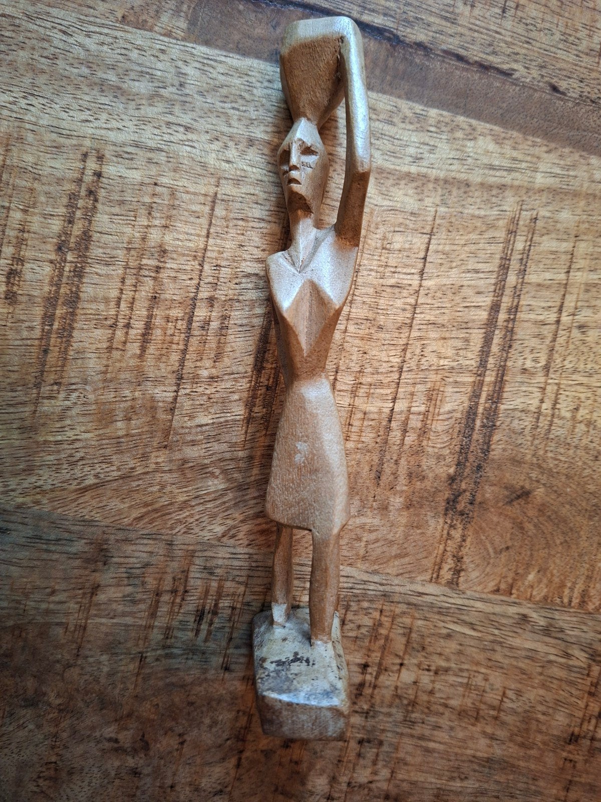 Houten beeldje van vrouw met mand op hoofd, Ophalen of Verzenden, Handgemaakt, 20 - 50 cm, Beeld