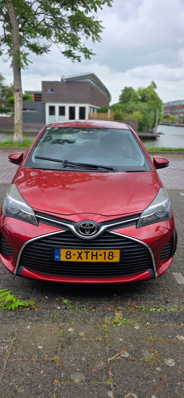 Toyota Yaris 1.3 16V Vvt-i 5DR 2014 Rood, Auto's, Stof, 40 €/maand, 4 cilinders, Handgeschakeld
