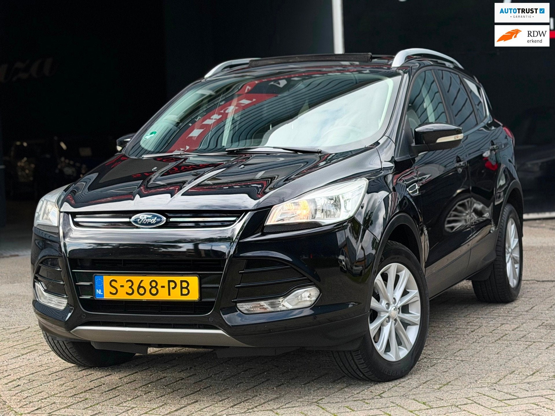 Ford Kuga 1.5 Titanium PANO/NAVI/KEYLESS-GO/LEDER/CRUISE | K, Dealer onderhouden, 4 cilinders, Leder en Stof, Zwart
