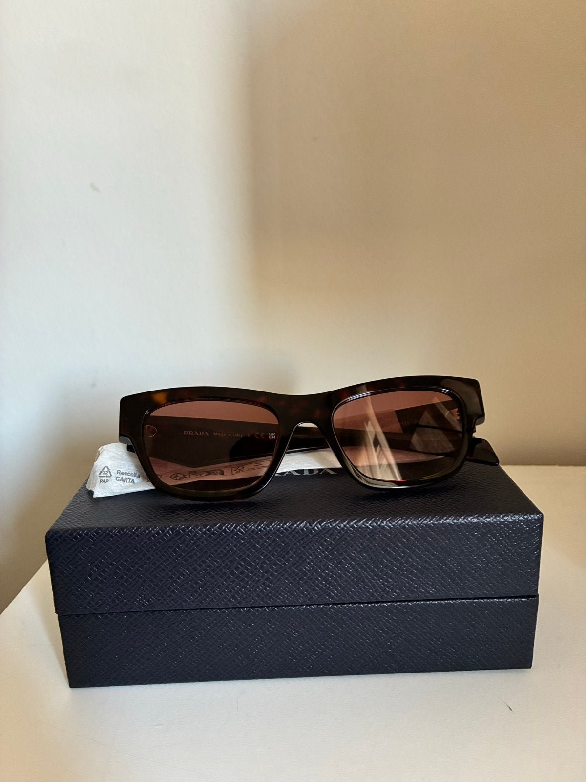 Nieuwe Prada Zonnebril 0PR B09S Root Tortoise Bordeaux, Zonnebril, Nieuw, Ophalen of Verzenden, Prada