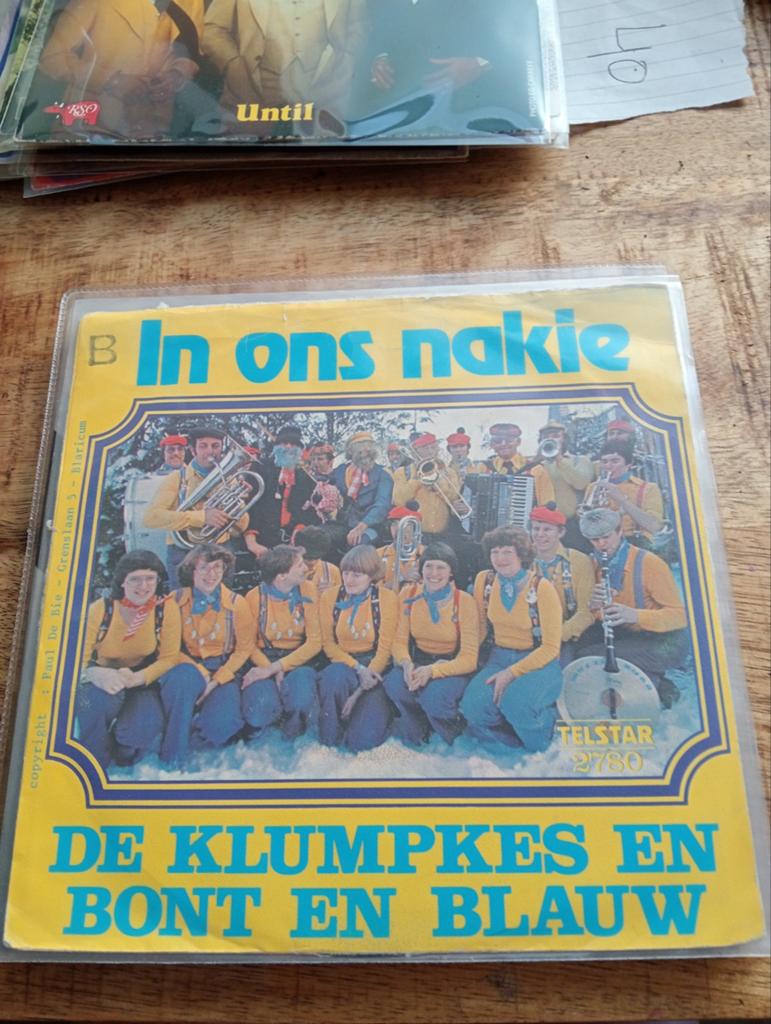De klumpkes en bont en blauw - in ons nakie, Ophalen of Verzenden, Zo goed als nieuw, Overige formaten, Levenslied of Smartlap