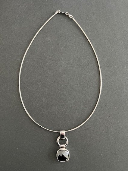 NIEUW ZINZI OMEGA zilveren ketting met zwarte kristalsteen, Verzenden, Nieuw, Met hanger, Zilver