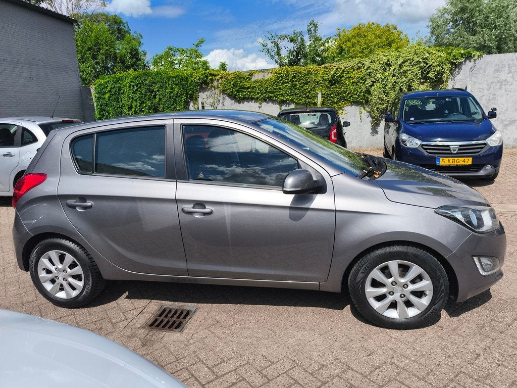 Hyundai i20 1.2 i-Deal Dealer onderhouden, Navigatie, Auto's, Hyundai, Euro 5, 450 kg, Gebruikt, 31 €/maand