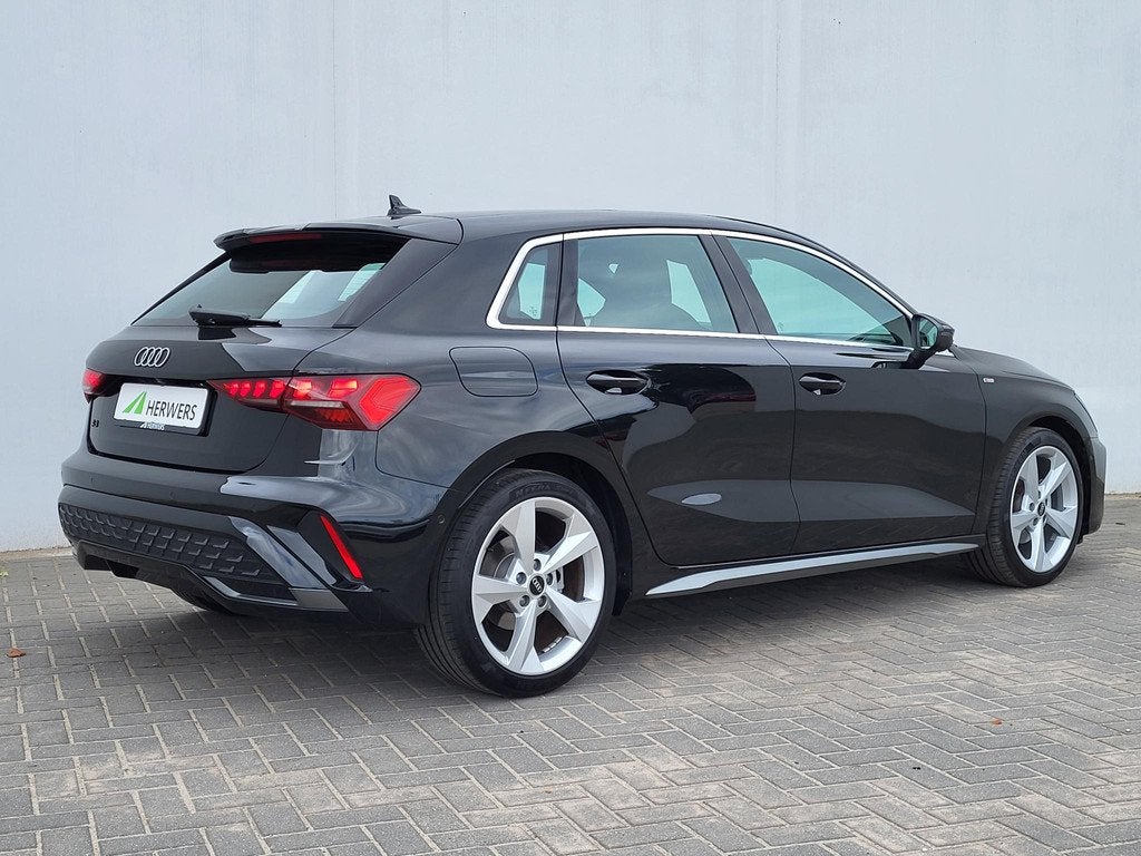 Audi A3 Sportback 35 TFSI S line Automaat / Panoramadak / SO, Auto's, Audi, 1300 kg, 4 cilinders, Zwart, Bedrijf