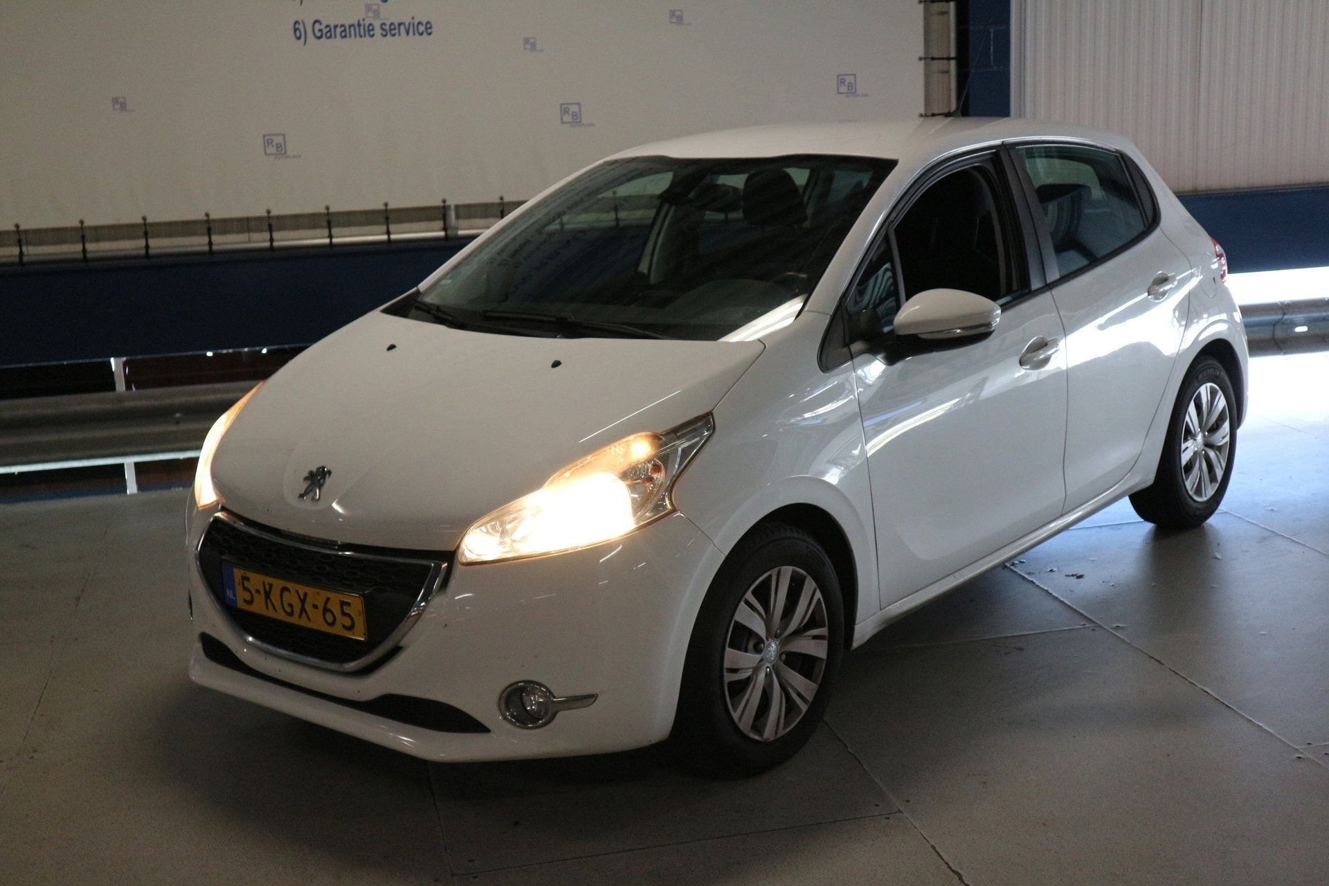 Peugeot 208 1.2 VTi Envy / NIEUWE MOTOR / CLIMA / WHITE PACK, Auto's, Peugeot, Voorwielaandrijving, Euro 5, Gebruikt, 31 €/maand