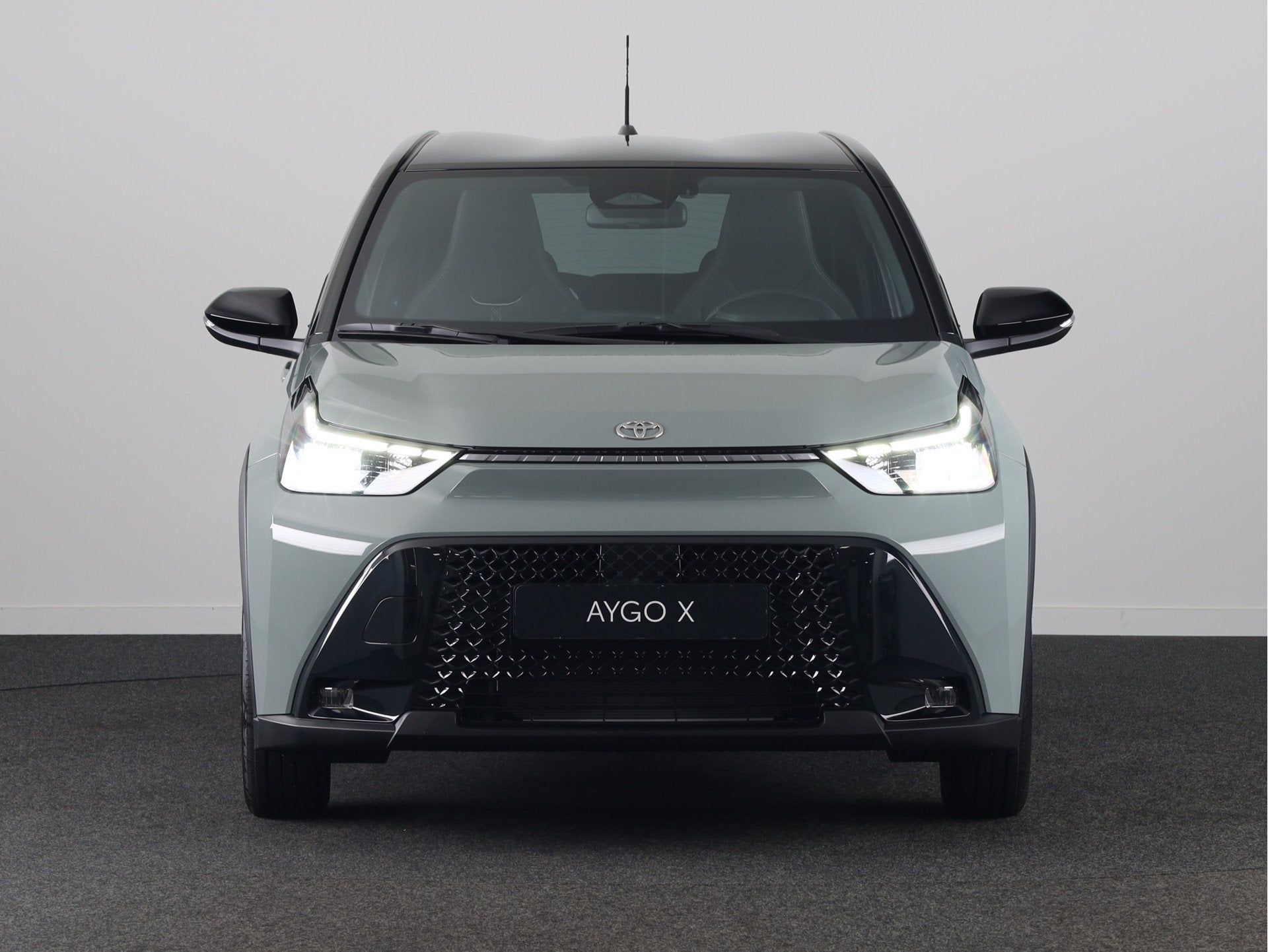 Toyota Aygo X Hybrid 115 pulse + Easy Pack | Keyless Entry |, Auto's, Stof, Zwart, 4 stoelen, 116 pk