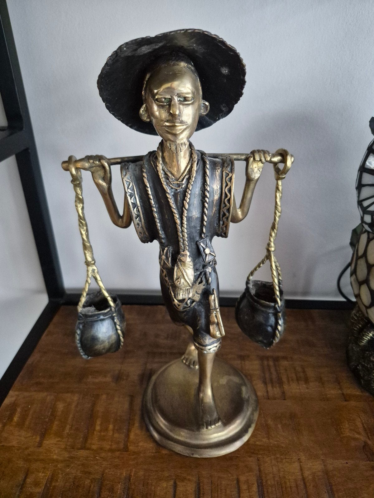 West-Afrikaans bronzen beeldje: waterdrager uit Burkina Faso, Antiek en Kunst, Ophalen of Verzenden