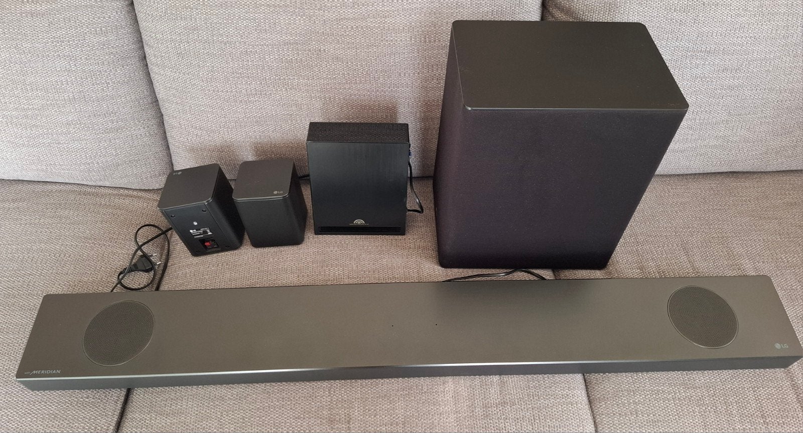 LG Soundbar met draadloze subwoofer en achterspeakers