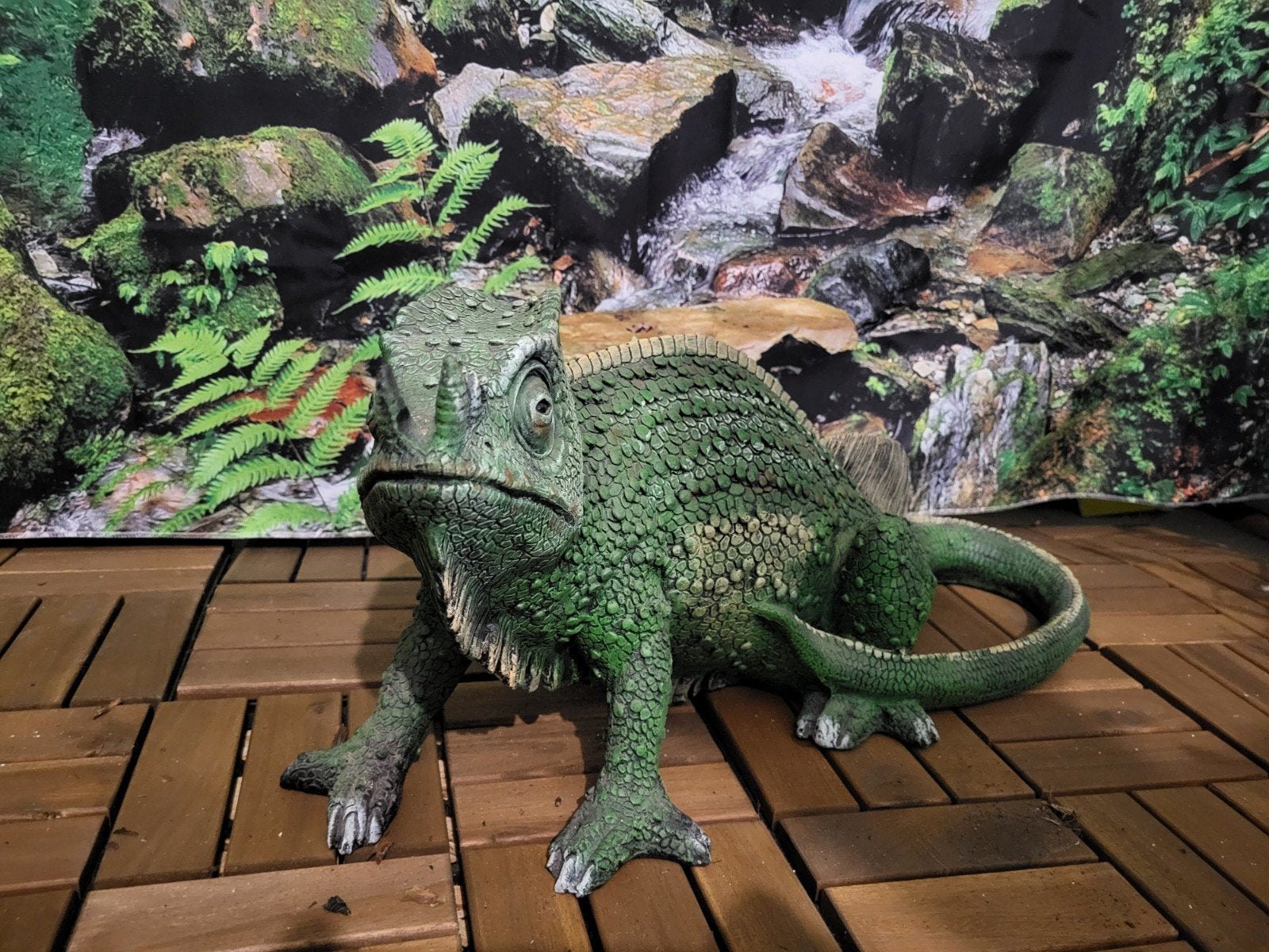 Gedetailleerd kameleon beeld voor tuin of huis, Ophalen of Verzenden, Nieuw, Kunststof, Dierenbeeld