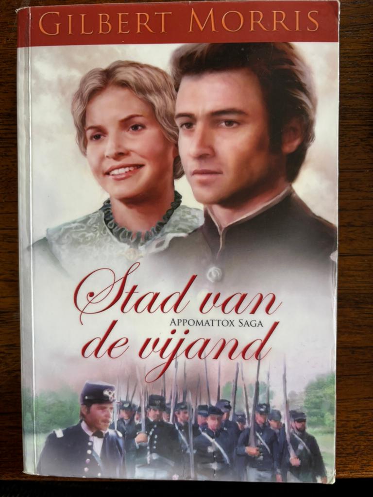 Gilbert Morris - Stad van de vijand, Gilbert Morris, Ophalen of Verzenden, Zo goed als nieuw, Amerika