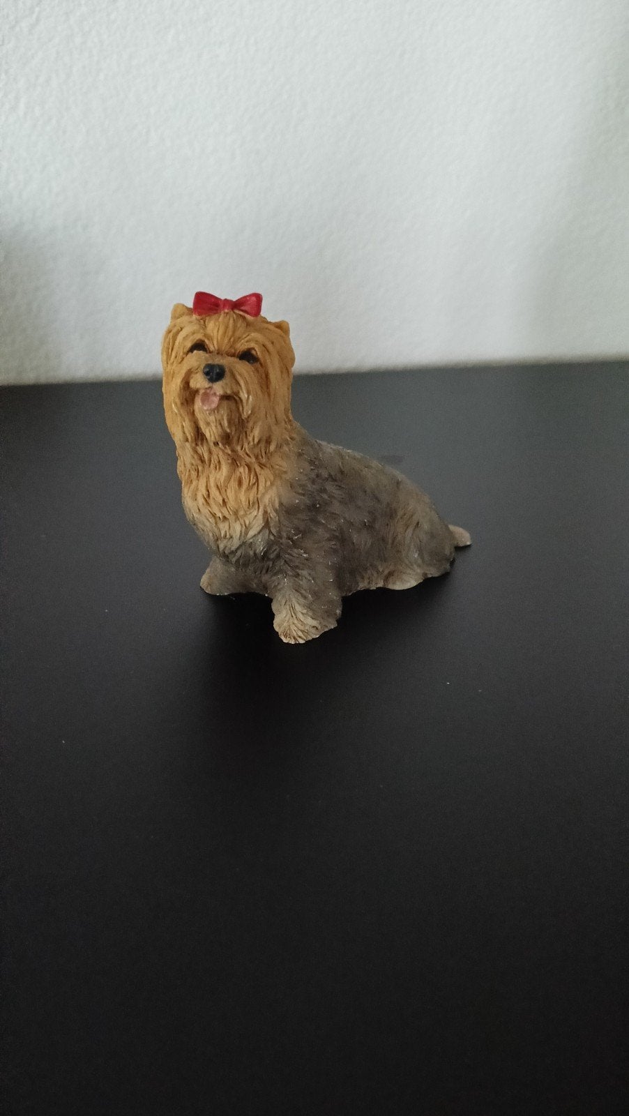 Schattig Yorkshire Terrier beeldje met rode strik, Ophalen of Verzenden, Zo goed als nieuw, Dier