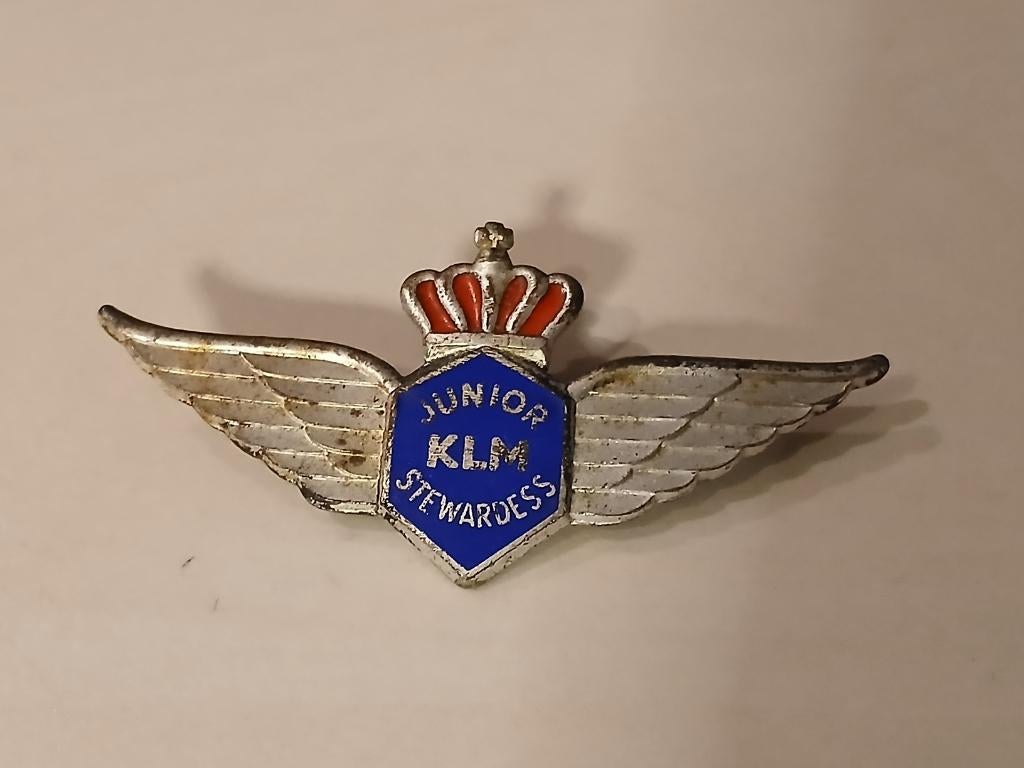 Vintage Speld KLM Junior Stewardess (ca 1960), Verzamelen, Speldjes, Pins en Buttons, Ophalen of Verzenden, Gebruikt, Overige onderwerpen
