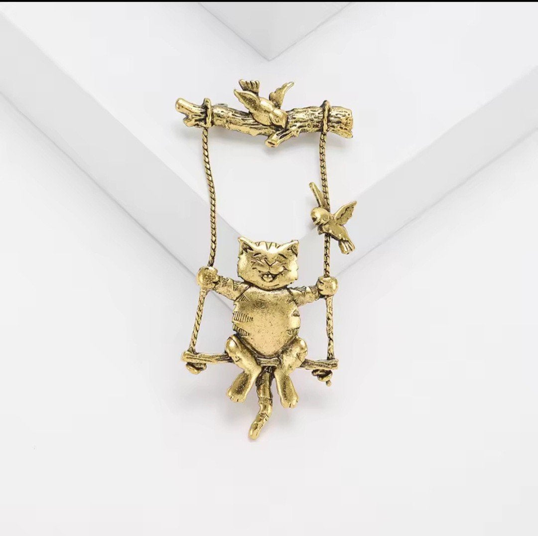 Nieuwe Broche Kat op Schommel - Goudkleurig, Overige materialen, 4 tot 7 cm, Nieuw, Ophalen of Verzenden