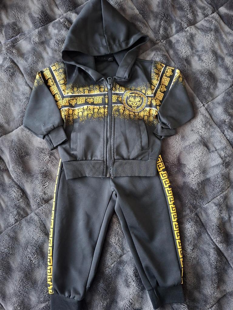 Trainingspakje jongen 1 jaar - Zwart/Goud, Kinderen en Baby's, Babykleding | Maat 80, Ophalen of Verzenden, Gebruikt, Jongetje