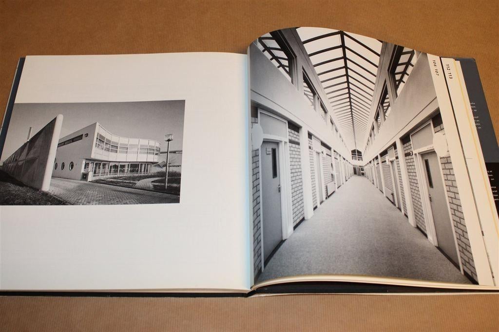 Arie Hagoort, Architect — Tweetalige Monografie [010], Boeken, Ophalen of Verzenden, Gelezen, Architecten
