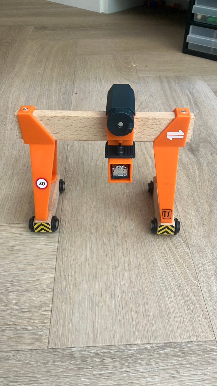 BRIO container laadkraan 33732, Ophalen of Verzenden, Zo goed als nieuw, Duw- of Trekspeelgoed