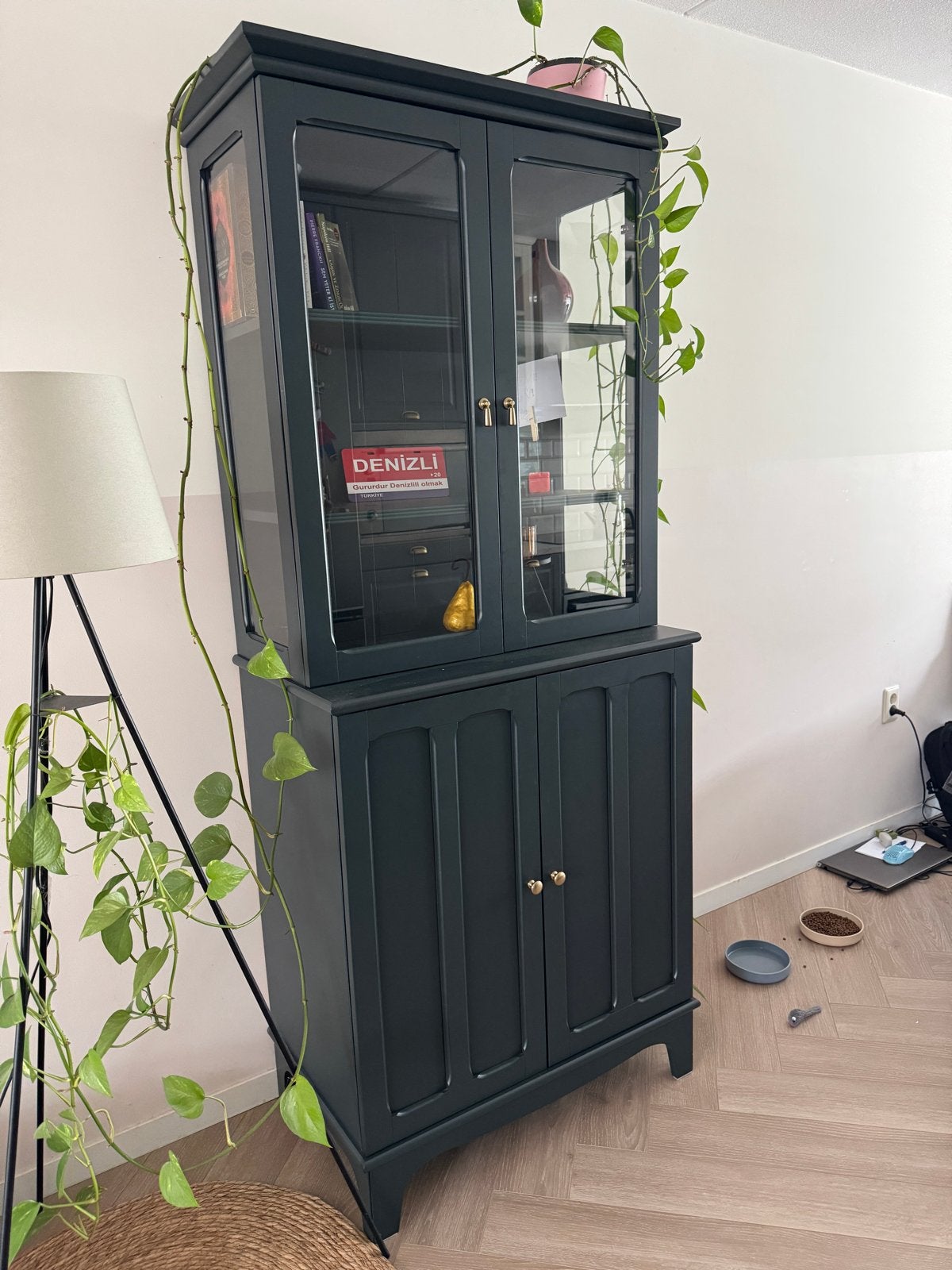 Ikea Lommarp Stijlvolle donkergroene vitrinekast, Huis en Inrichting, Ophalen, 50 tot 100 cm, Zo goed als nieuw, 150 tot 200 cm