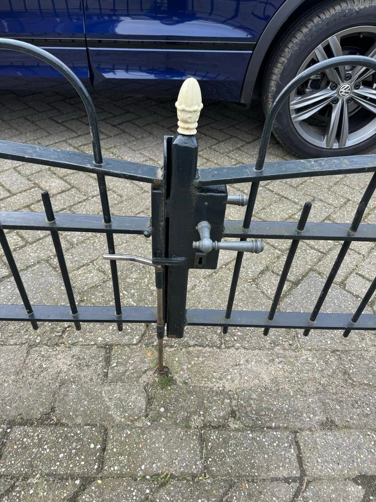 Smeedijzeren poort met loopdeur en openslaand hek, Ophalen, Met poort, Zo goed als nieuw, Sierhekwerk
