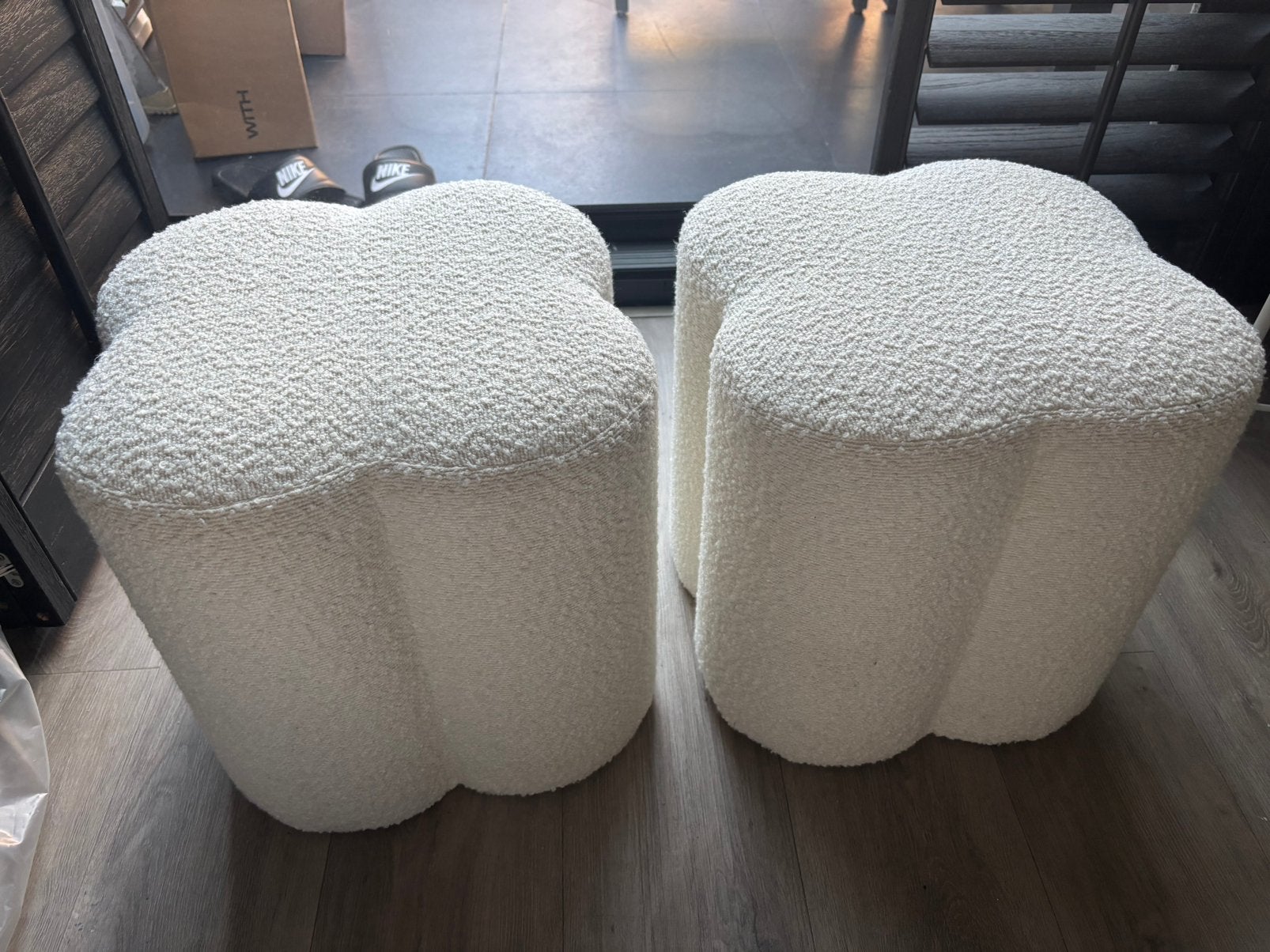 2 witte/ crème Bouclé poefjes, Ophalen, Gebruikt, Rond, Minder dan 50 cm