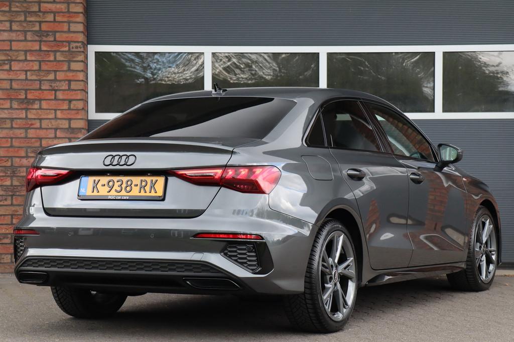 Audi A3 Limousine 35 TFSI S edition zwart optiek (bj 2021), Auto's, 4 cilinders, Bedrijf, 690 kg, Hybride Elektrisch/Benzine