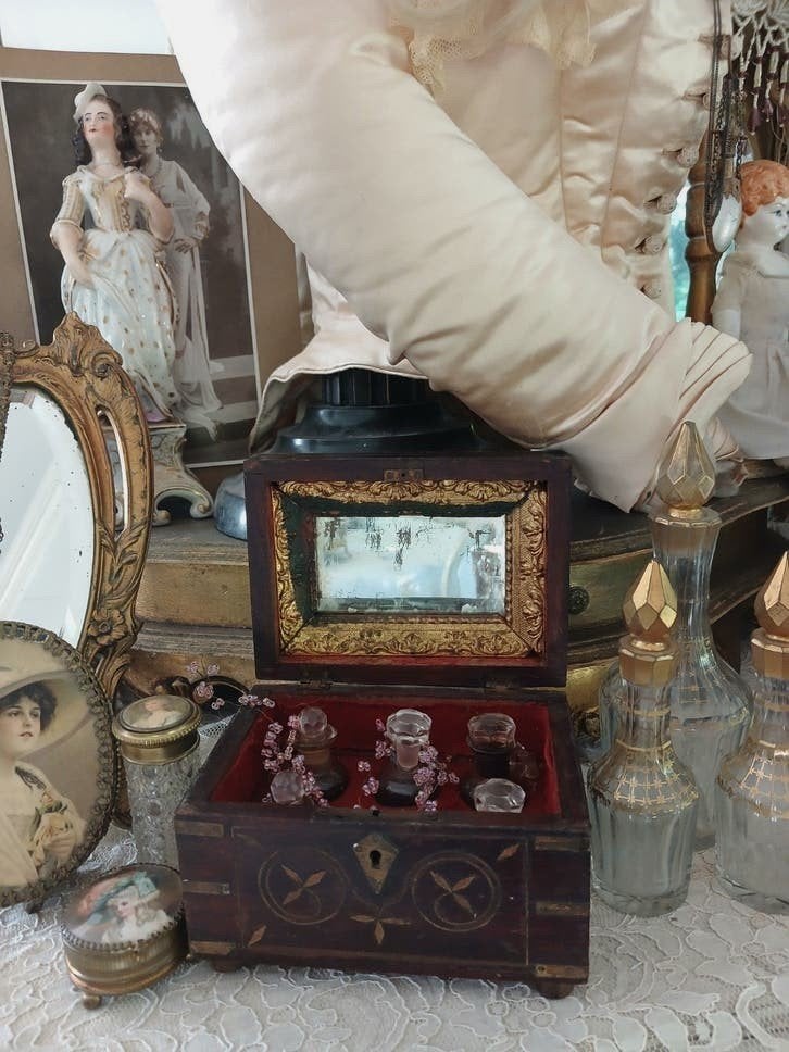 Antiek houten parfum kistje met spiegel en 5 parfumflesjes, Verzamelen, Parfumverzamelingen, Verzenden, Gebruikt