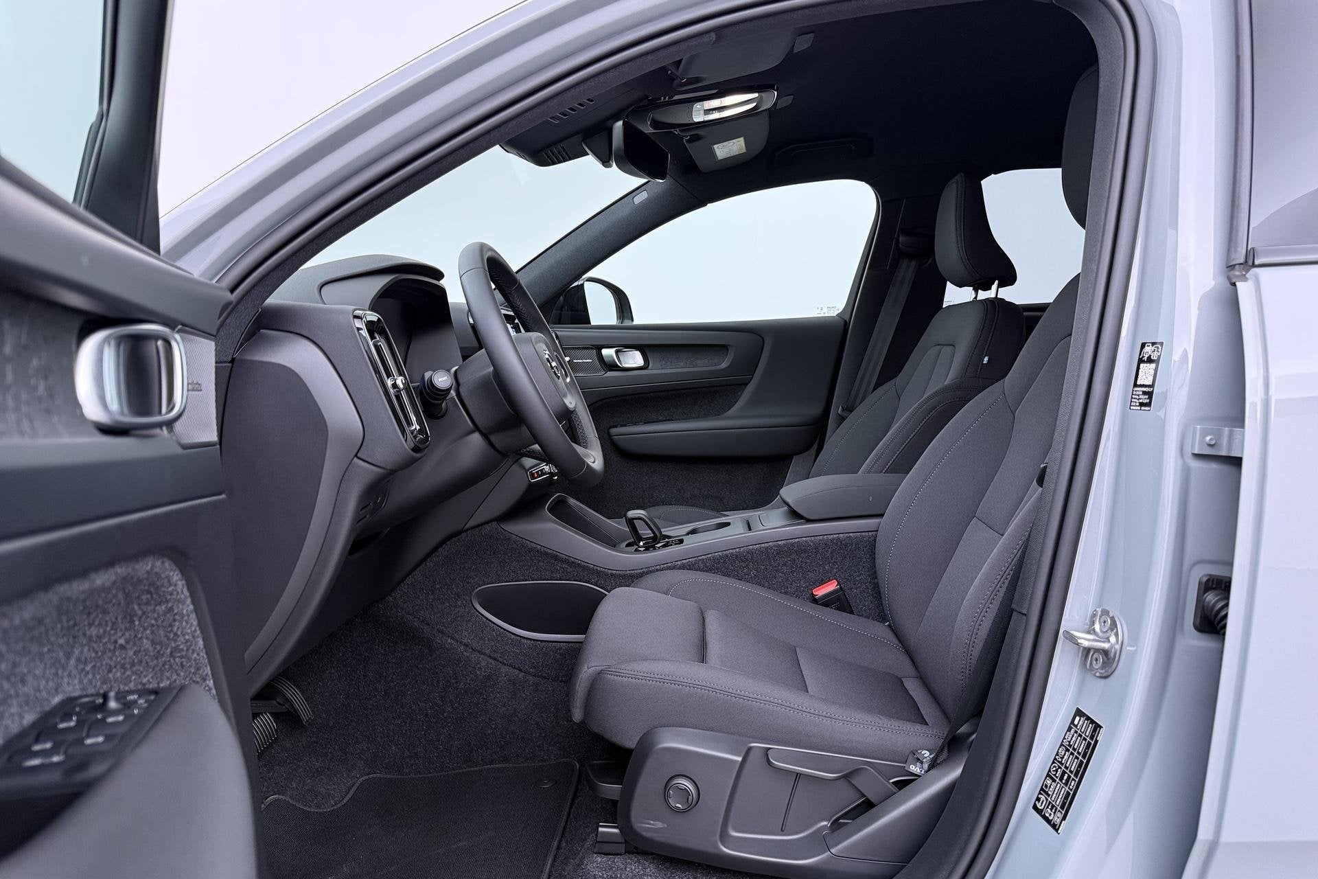 Volvo EX40 Twin Motor Plus Black Edition 82 kWh | 409 PK! |, Auto's, Automaat, Stof, Gebruikt, 82 kWh