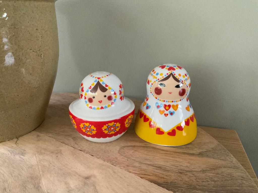 Peper en zoutstel baboushka (multiple choice), Overige typen, Ophalen of Verzenden, Zo goed als nieuw, Steen/keramiek
