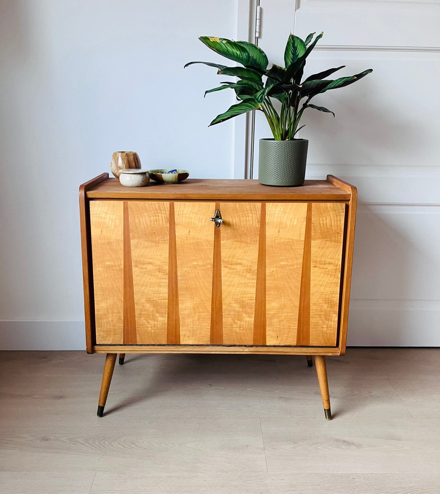 Tweekleurig vintage kast / klepkast/ dressoir / teak, Huis en Inrichting, Kasten | Dressoirs, Ophalen, 50 tot 100 cm, Zo goed als nieuw