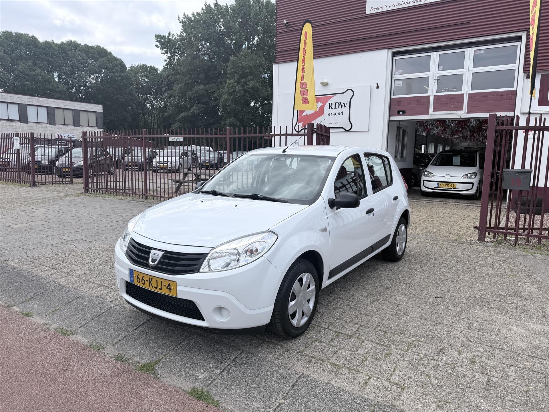 Dacia Sandero 1.2 16V 75pk Ambiance Airco, Voorwielaandrijving, Gebruikt, 31 €/maand, Wit