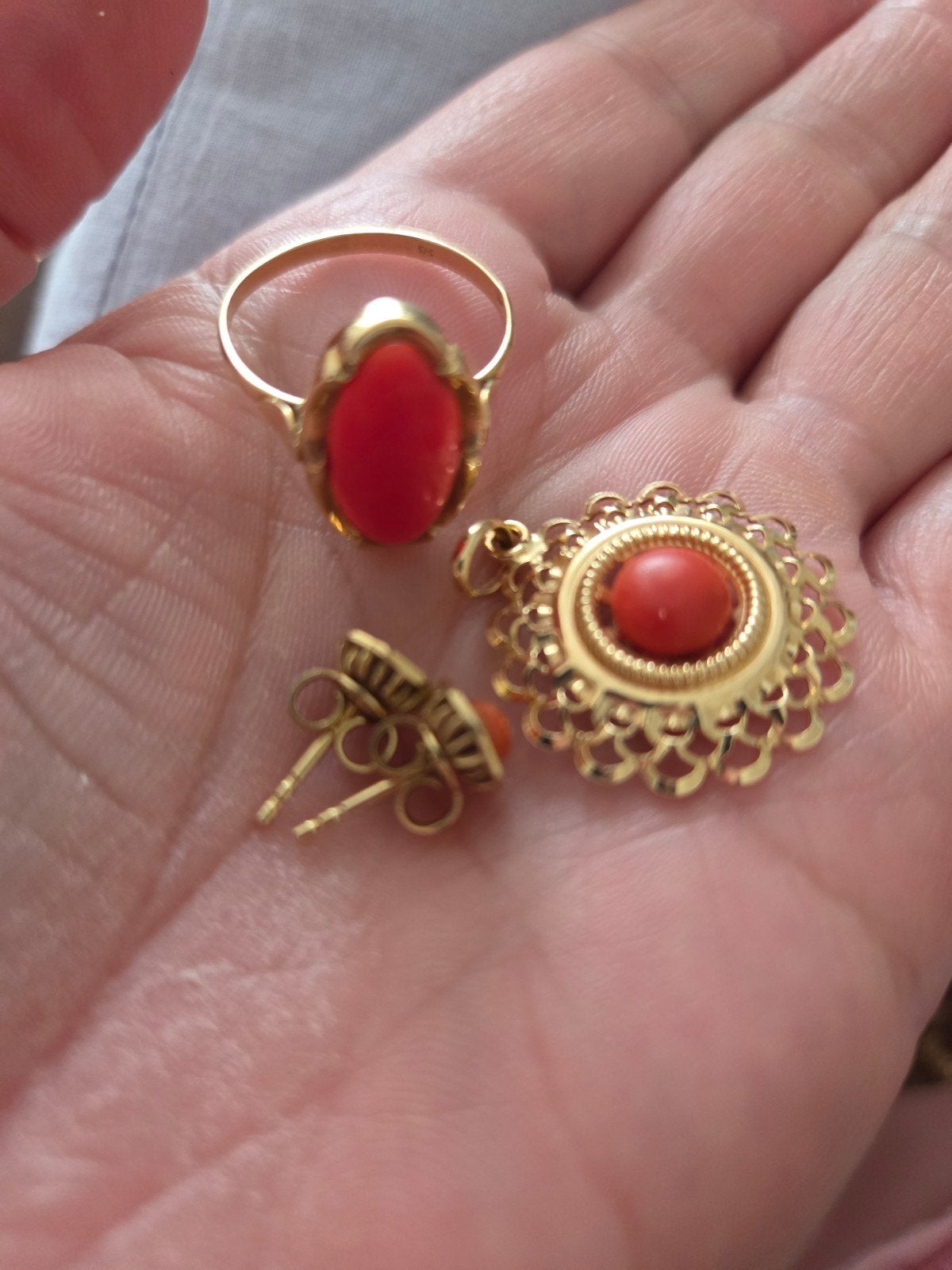 Gouden ring en hanger met koraal, Gebruikt, Ophalen of Verzenden, 17 tot 18, Met edelsteen