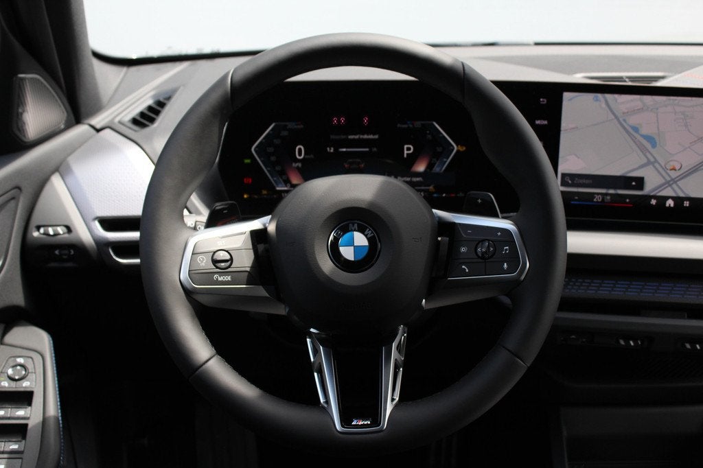BMW 1 Serie 120 M Sport Automaat / Panoramadak / Trekhaak /, Auto's, BMW, Zwart, 156 pk, Zwart, Bedrijf