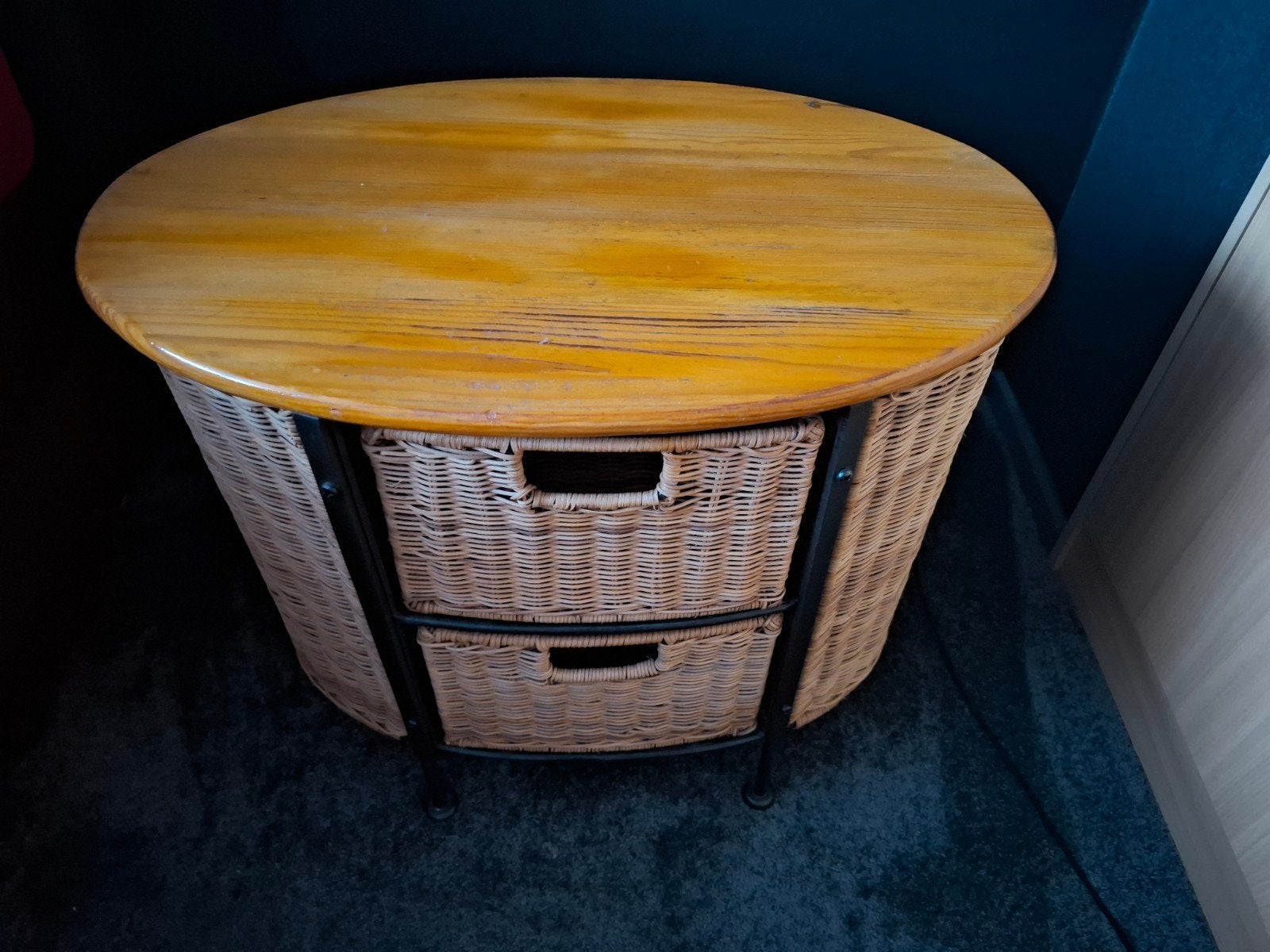 2x Rotan nachtkastje met houten blad en lades, Gebruikt, Ovaal, Hout, Ophalen