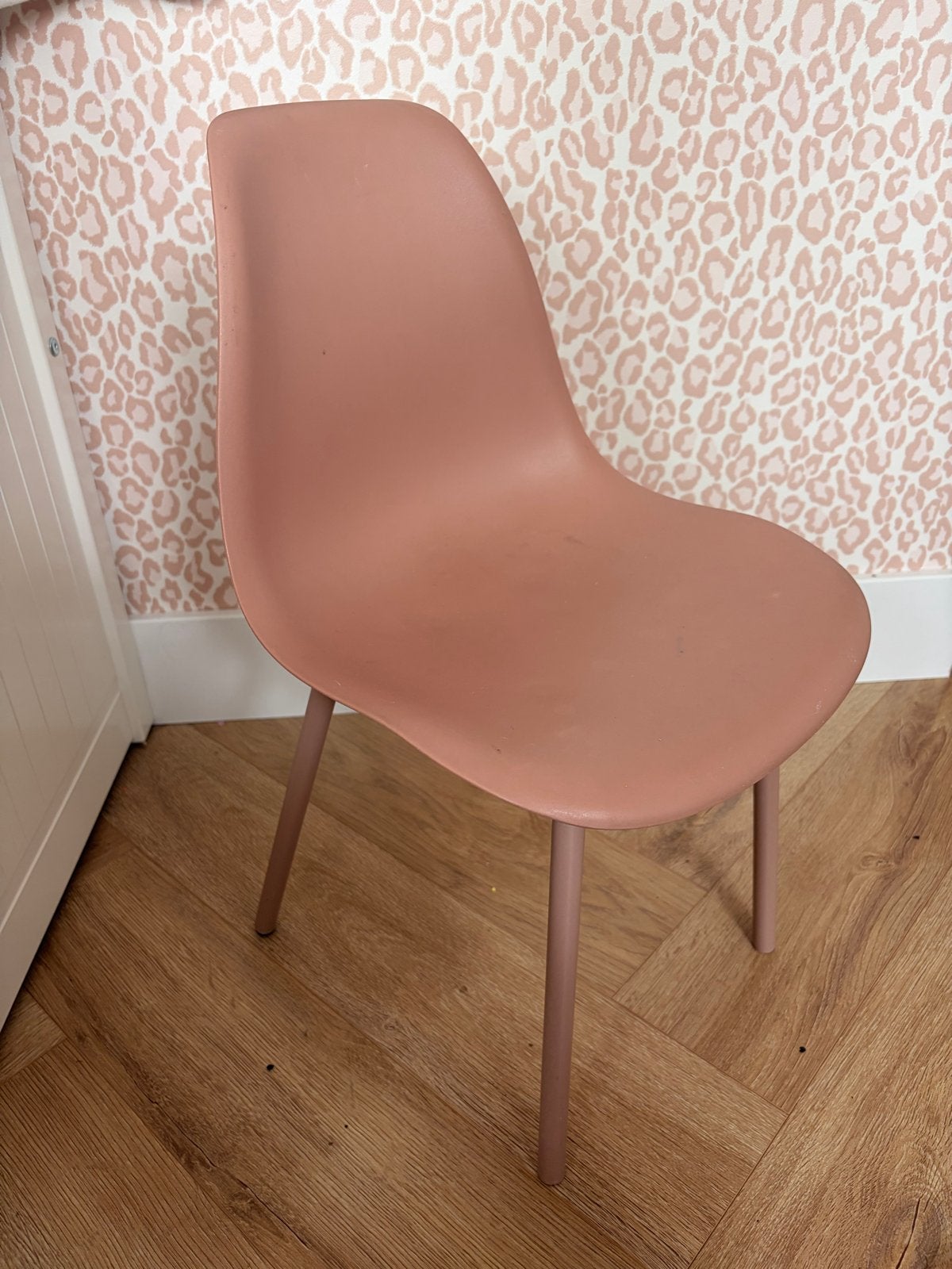 Roze stoel - Gebruikt, Ophalen, Kunststof, Gebruikt, Overige kleuren